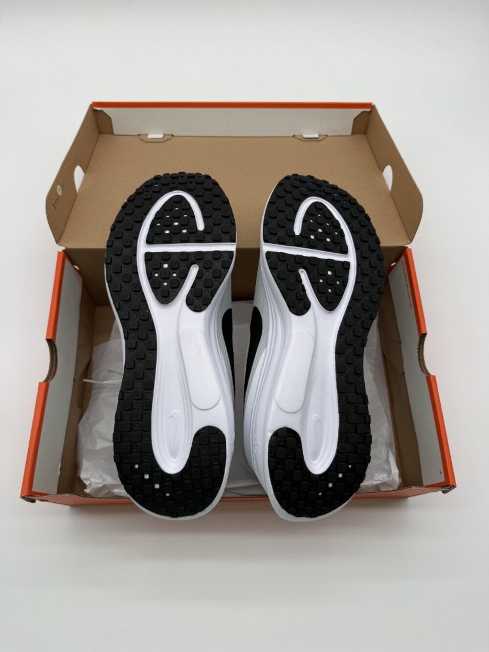 New Nike Revolution 8 Shoes Mens Size 10.5 White Platinum Running HJ9198 101 - Picture 8 of 9